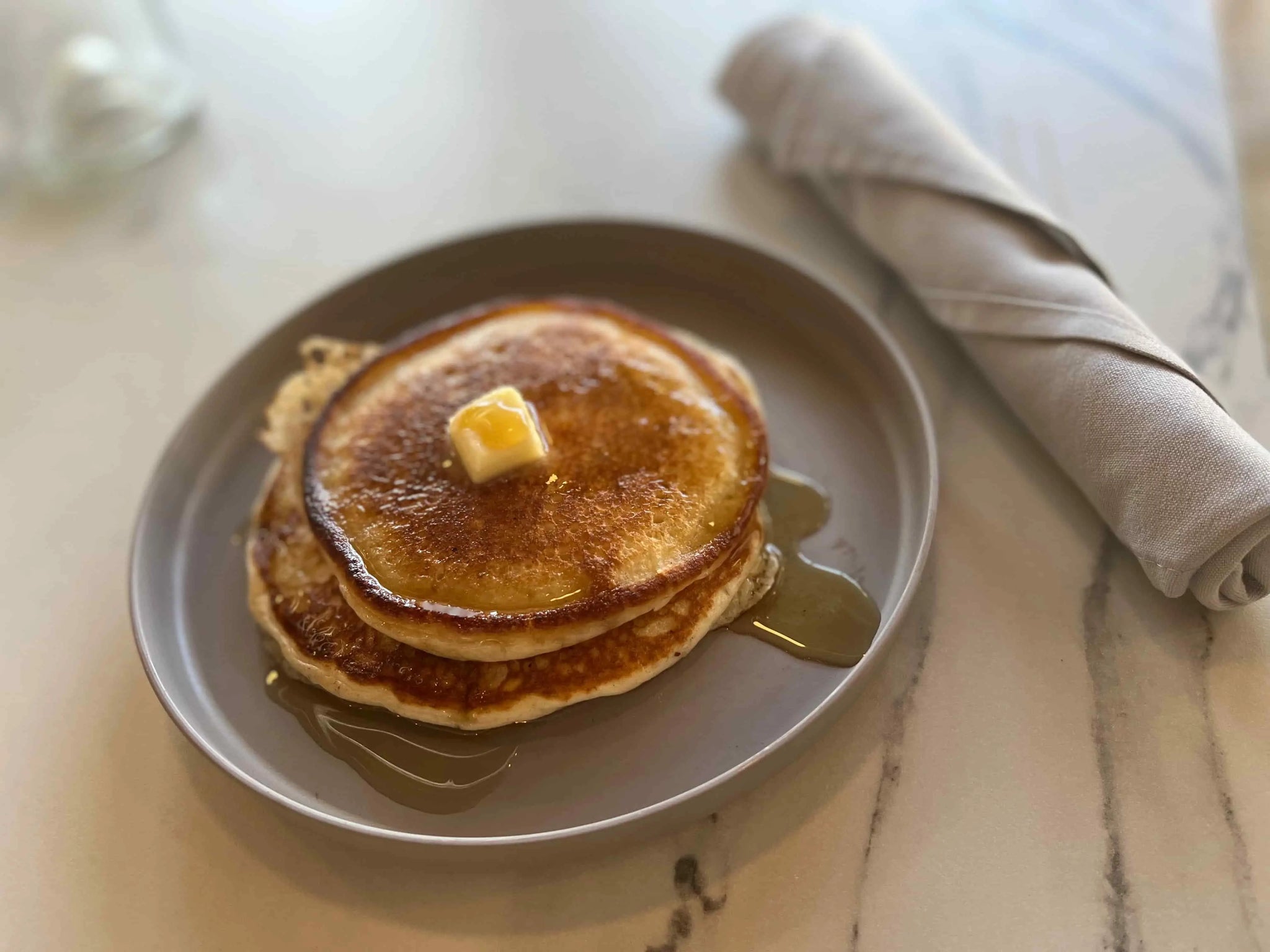 Serving pancakes on a Zungleboo Namu Salad plate